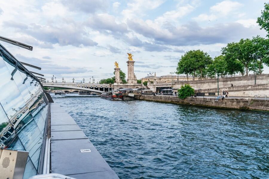 Paris: 3-Course-Dinner Cruise on the Seine with live music - Île de la Cité and Notre Dame