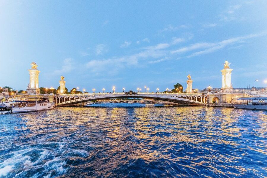 Paris: 3-Course-Dinner Cruise on the Seine with live music - Place de la Concorde, Grand Palais, and the Eiffel Tower