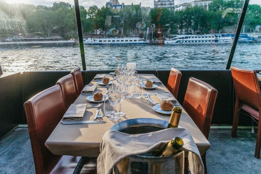 Paris: 3-Course-Dinner Cruise on the Seine with live music - Live music, service, and the mood on board
