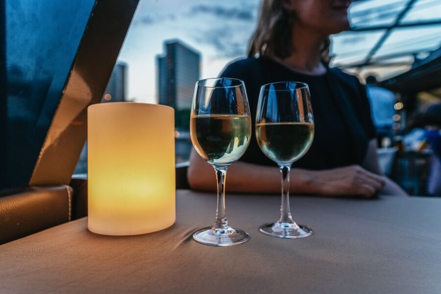 Paris: 3-Course-Dinner Cruise on the Seine with live music - What the meal is like on board