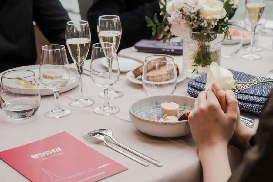 Paris: 4-Course Dinner Cruise on Seine River with Live Music - Key points to know before booking