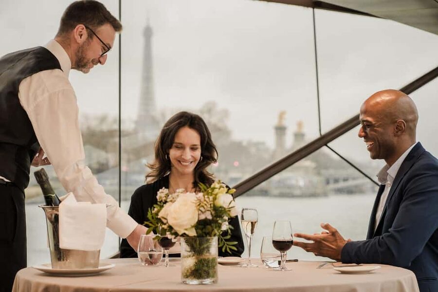 Paris: 4-Course Dinner Cruise on Seine River with Live Music - Why dinner on the Seine works so well