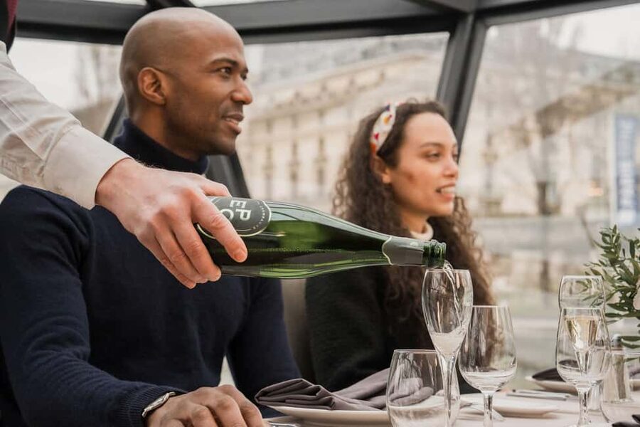 Paris: 4-Course Dinner Cruise on Seine River with Live Music - The Louvre, Pont des Arts, and Paris on the water