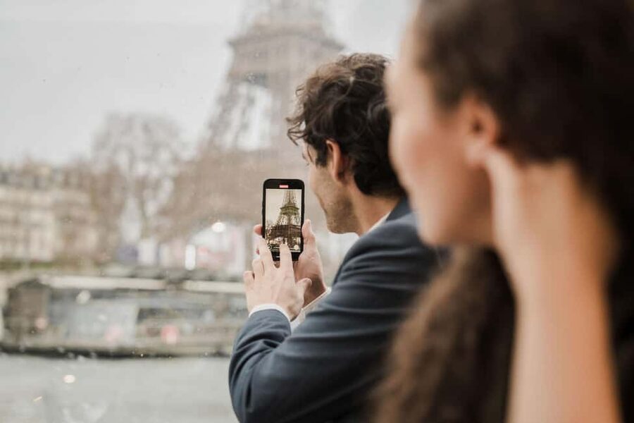 Paris: 4-Course Dinner Cruise on Seine River with Live Music - Île Saint-Louis, Notre Dame, and the medieval heart