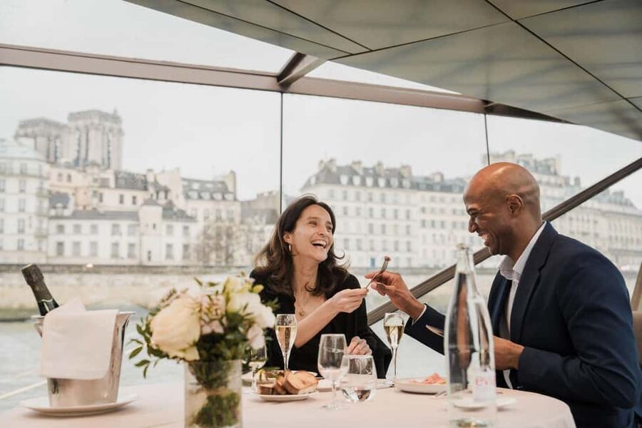 Paris: 4-Course Dinner Cruise on Seine River with Live Music - The Eiffel Tower at its brightest