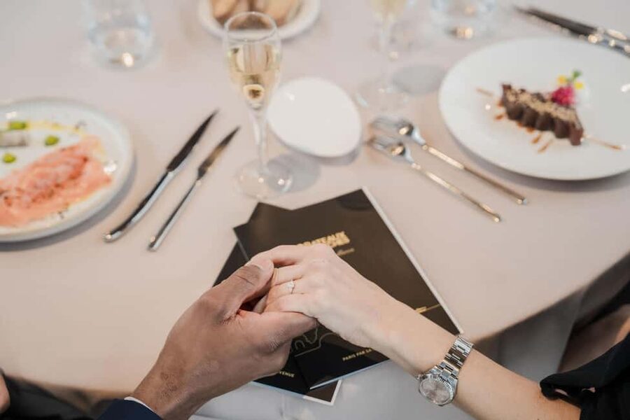Paris: 4-Course Dinner Cruise on Seine River with Live Music - Window seats, the upper deck, and photographs