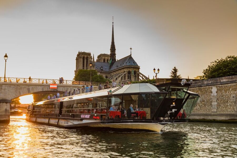 Paris: 4-Course Dinner Cruise on Seine River with Live Music - Meeting the boat near Pont de l’Alma