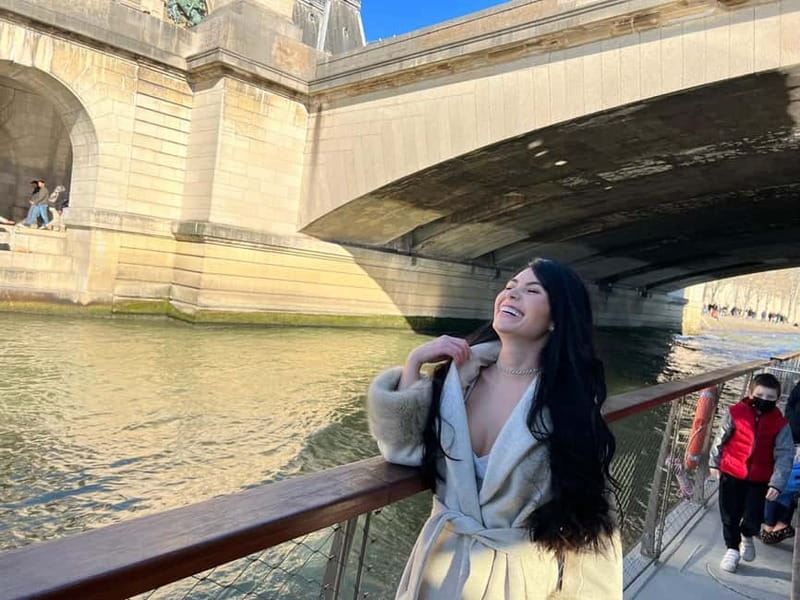 Paris: Day or Evening River Cruise with Musical Ambiance - The Louvre, Place de la Concorde, and Grand Palais