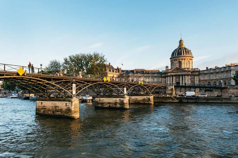 Paris: Gourmet Dinner Cruise on Seine River with Live Music - Dress, access, and who should choose it