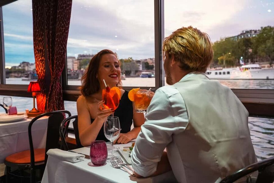 Paris: Seine River Cruise with 3-Course Dinner & Live Music - Practical details that affect your evening