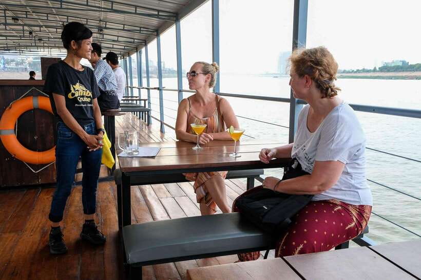 Phnom Penh: Mekong Sunset Dinner Cruise with Live Music - Choosing Between the 5pm Sunset and 7pm City Lights Cruise