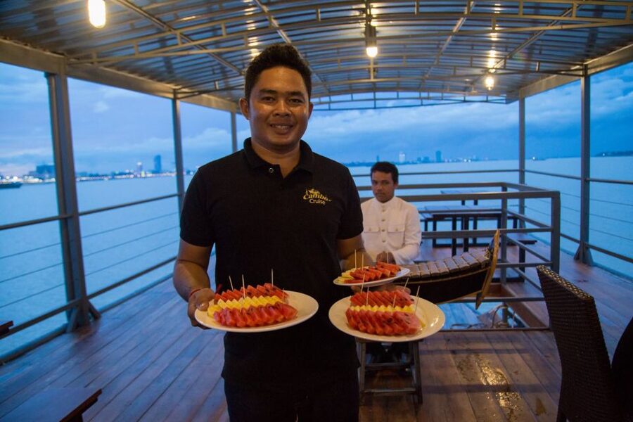 Phnom Penh: Mekong Sunset Dinner Cruise with Live Music - How the Experience Compares With a Restaurant Evening