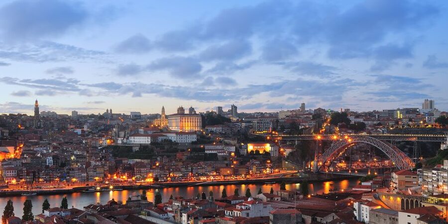 Porto: All-Inclusive Fado Dinner Show and Night Tour - Dinner in a traditional Porto neighborhood