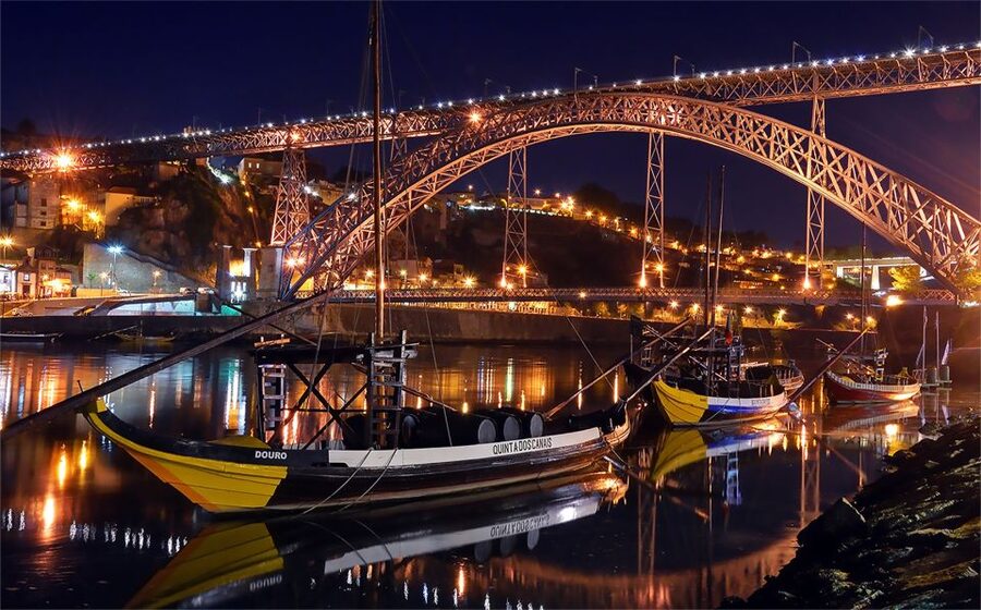 Porto: All-Inclusive Fado Dinner Show and Night Tour - The first hour, Porto after sunset