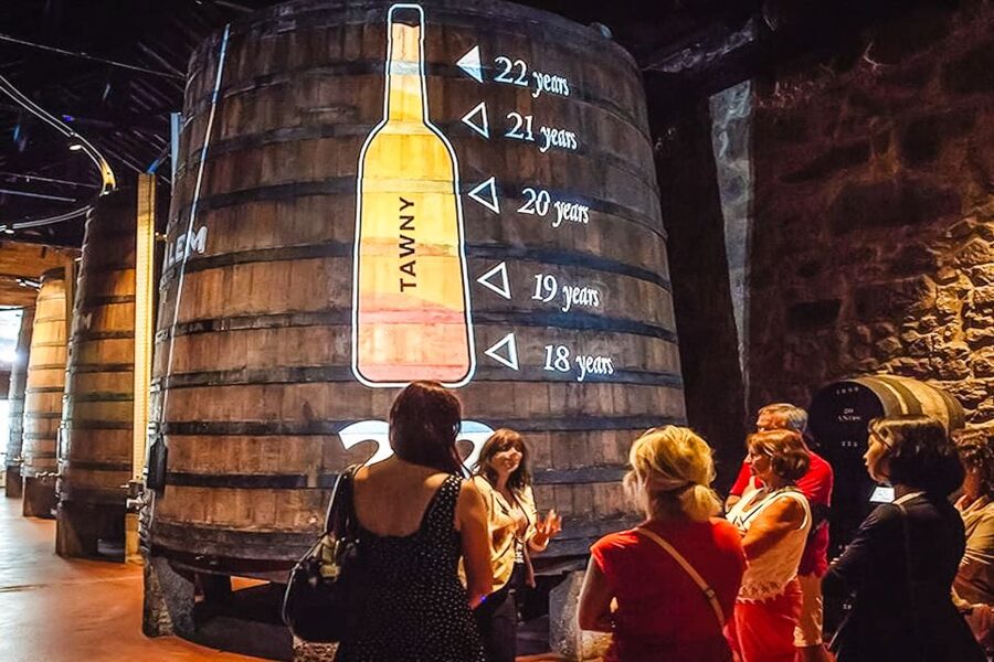 Porto: Cálem Cellar Tour, Fado Show & Wine Tasting - How the timing shapes your evening