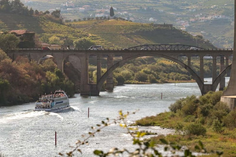 Porto: Cruise with Dinner & Live Music - Starting at Ribeira quay at 20:00