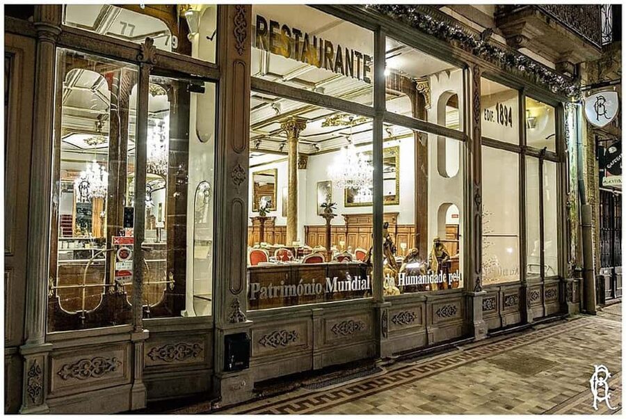 Porto: Dinner with Fado and Traditional Portuguese Music - An old Porto restaurant with music at the center