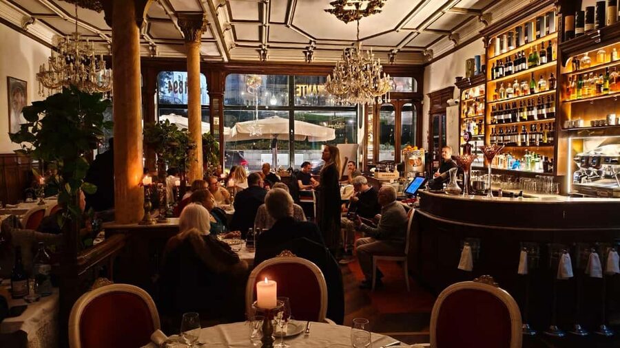 Porto: Dinner with Fado and Traditional Portuguese Music - What happens between 9:00 and 10:30 PM