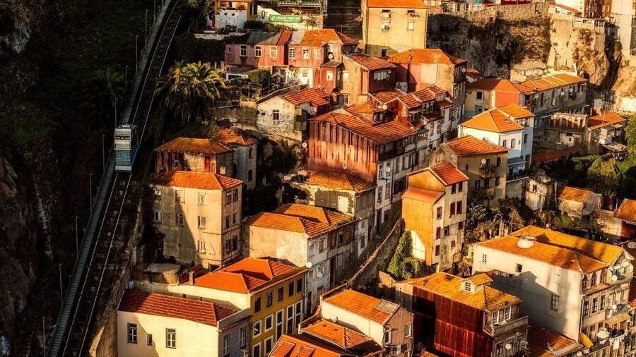 Porto Fado Night Show + Dinner - A Porto evening that begins on Rua das Carmelitas