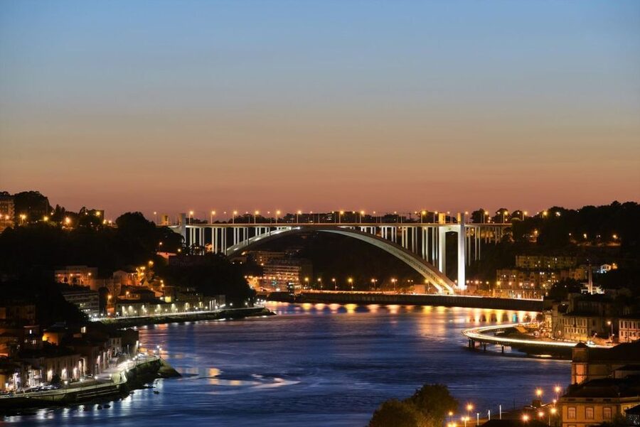 Porto Fado Night Show + Dinner - Crossing from Porto to a Fado table in Gaia