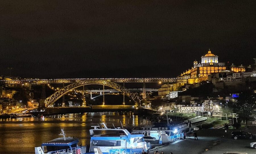 Porto: Fado Show with Dinner in a Traditional Fado House - Listening to the concert over 3.5 hours