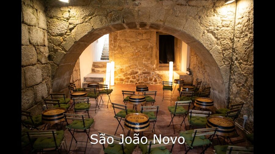 Porto: Live Fado Show with Glass of Port Wine - The historic rooms are part of the performance