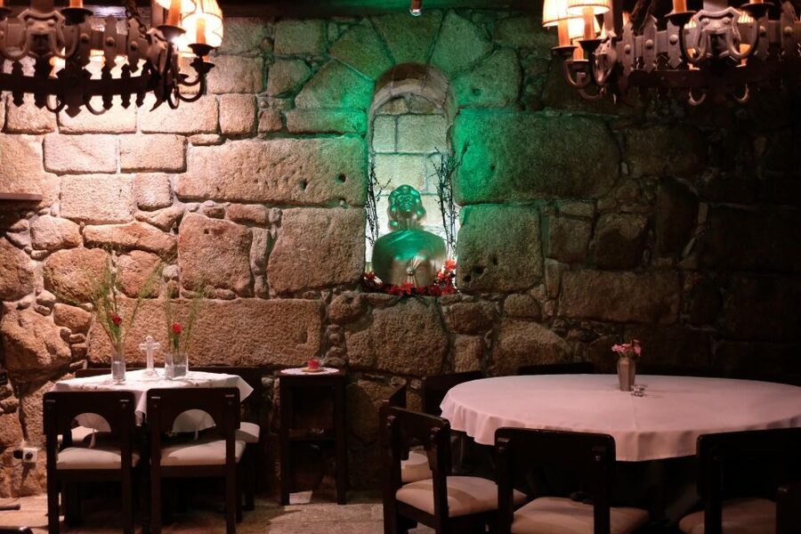 Porto Moonlight Walk & Fado Dinner - Listening to Fado in its historic home