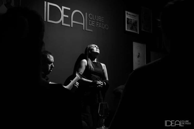 Porto: The highest-rated traditional fado concert (downtown) - The concert program: 12 fados and two Portuguese guitar pieces
