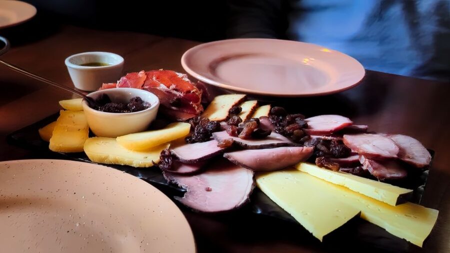 Porto: Wine Tour & One Hour Fado Show | All Included - Starting at Fonte dos Leões beside the university