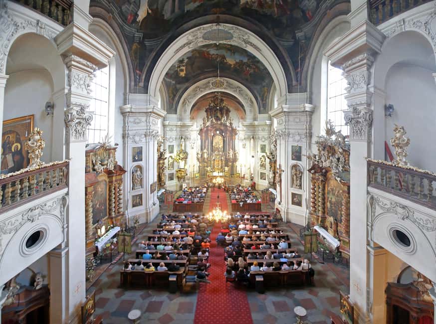 Praha:Vivaldiho koncert Čtyř ročních dob a další Klementinum - Entering St. Clement Cathedral on Karlova