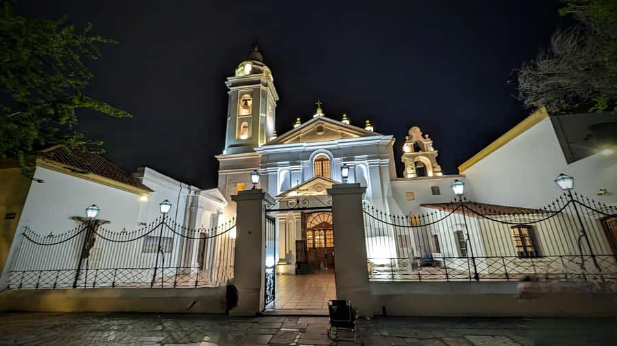 Recoleta Walking Tour and Live Jazz Show - From city walk to a small jazz bar