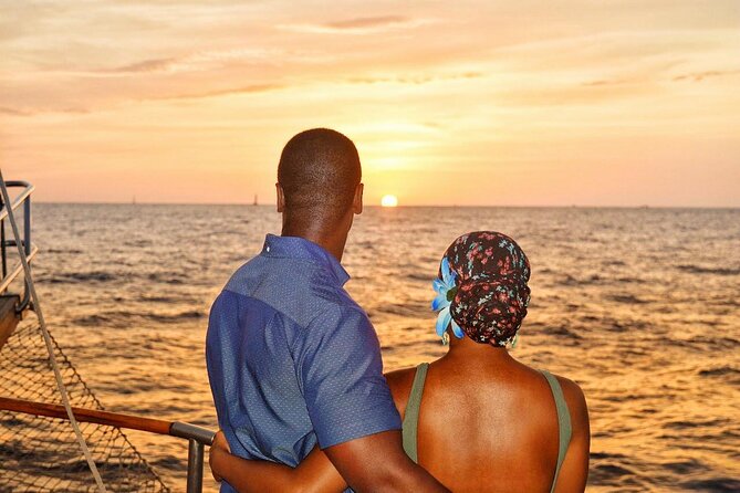 Romantic Sailboat Sunset: Live Music, Premium Bar & Dinner -Cabos - What to bring and how to dress