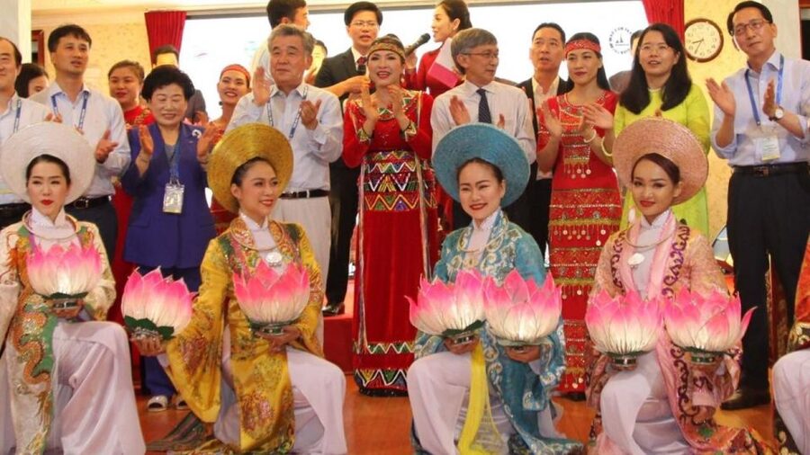Saigon River Dinner on Cruise with Buffet and live music - A buffet built for different appetites