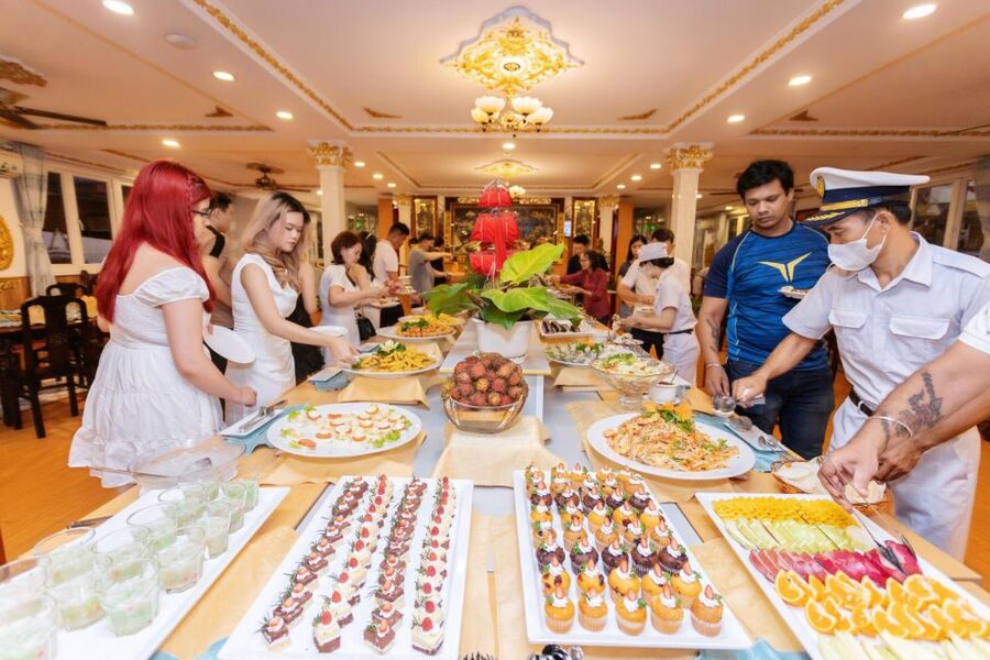 Saigon River Dinner on Cruise with Buffet and live music - Live music and flamenco on the water