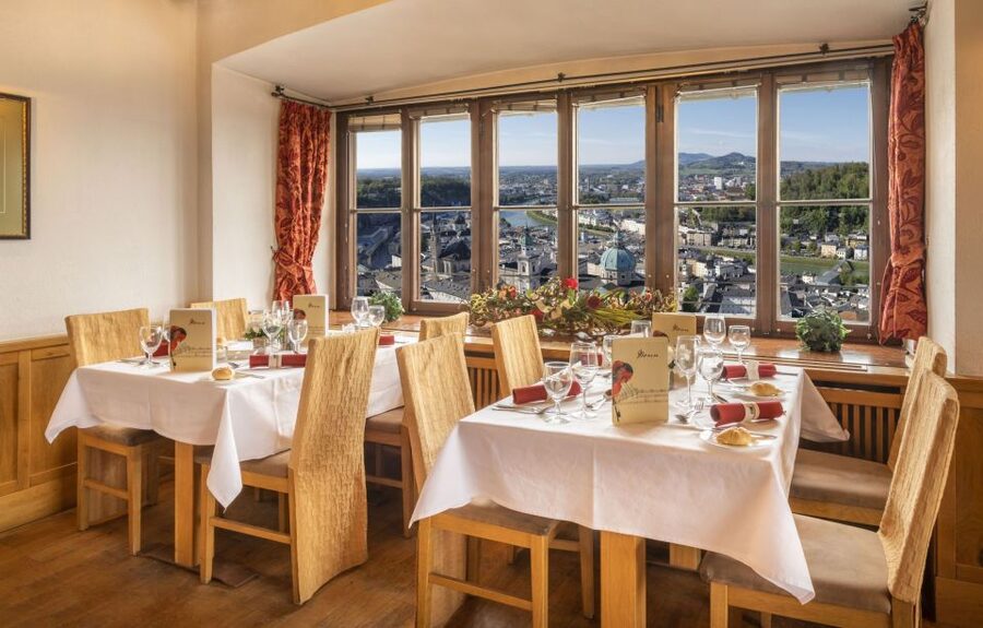 Salzburg: Best of Mozart Fortress Concert and Dinner - Timing your evening by season