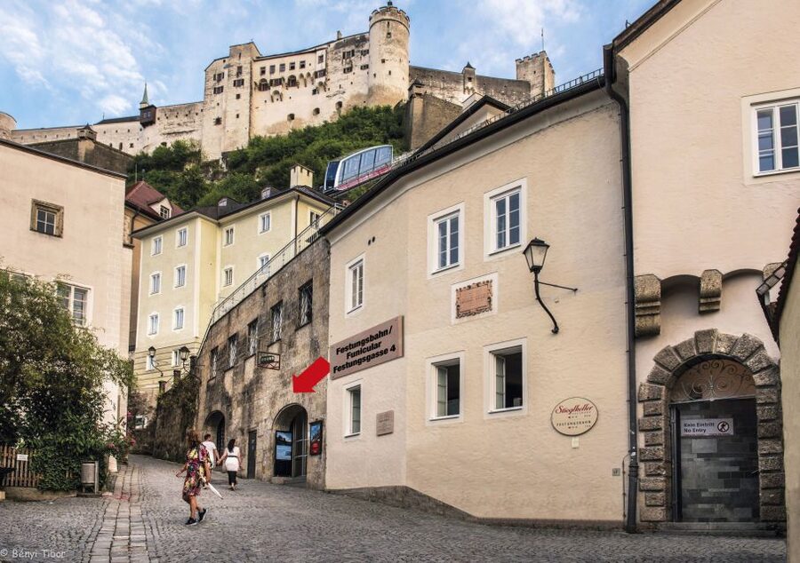 Salzburg: Best of Mozart Fortress Concert and Dinner - Riding the funicular up from Salzburg