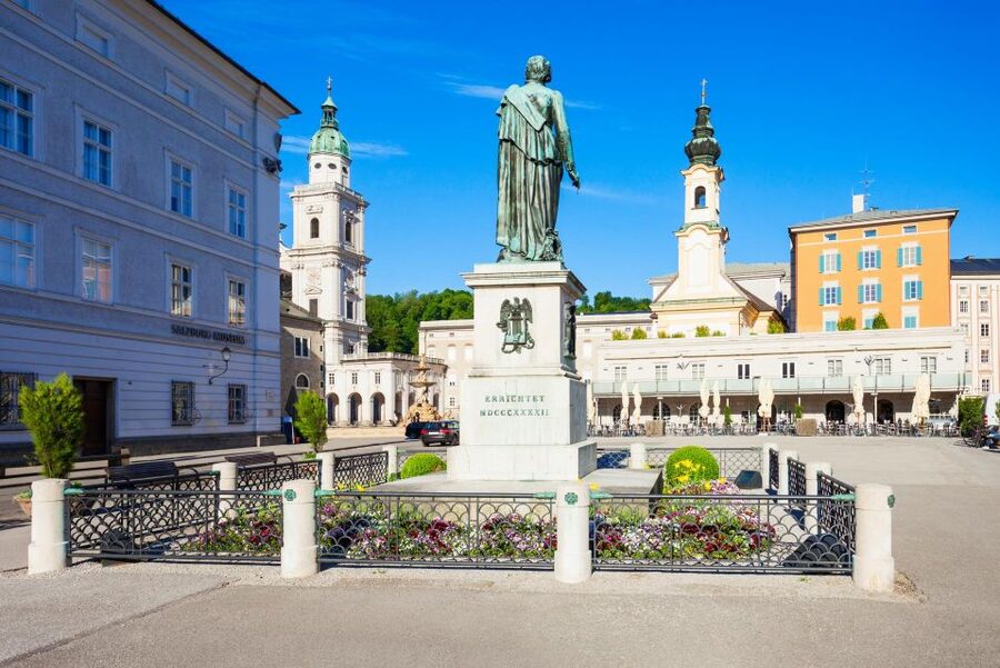 Salzburg: Old Town, Mozart, & Mirabell Gardens Walking Tour - Small Details Around Aldt Markt and the Goldene Kugel