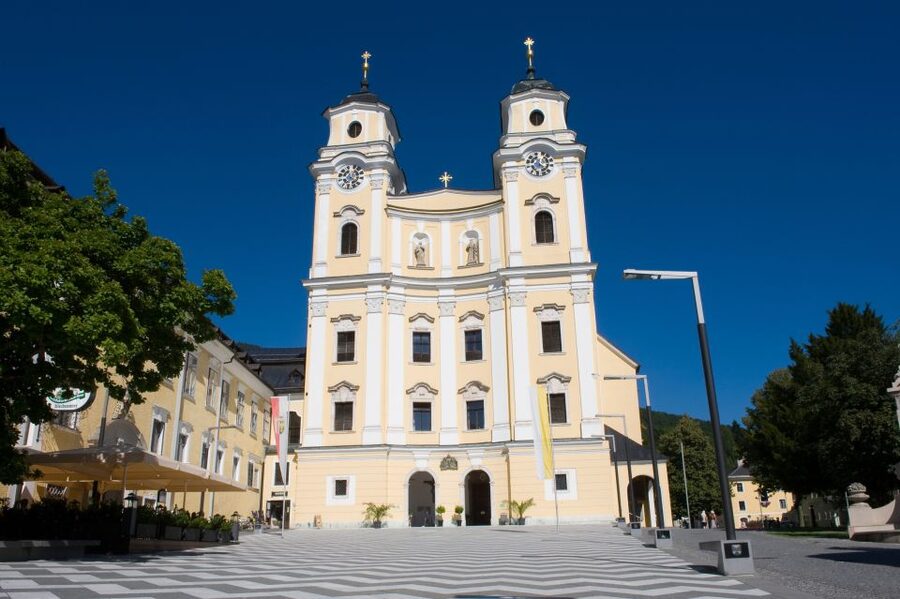 Salzburg: Private Eagle's Nest and the Sound of Music Tour - Guides, languages, and flexibility