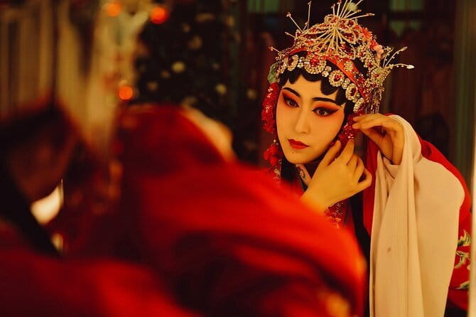 Sichuan Opera with face-changing at Sichuan opera theater - Why Sichuan Opera feels different from European opera