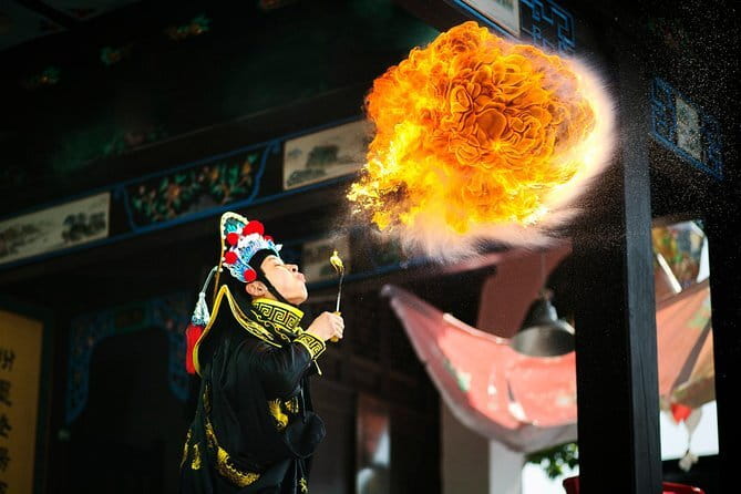 Sichuan Opera with face-changing at Sichuan opera theater - Ticket delivery requires a careful check