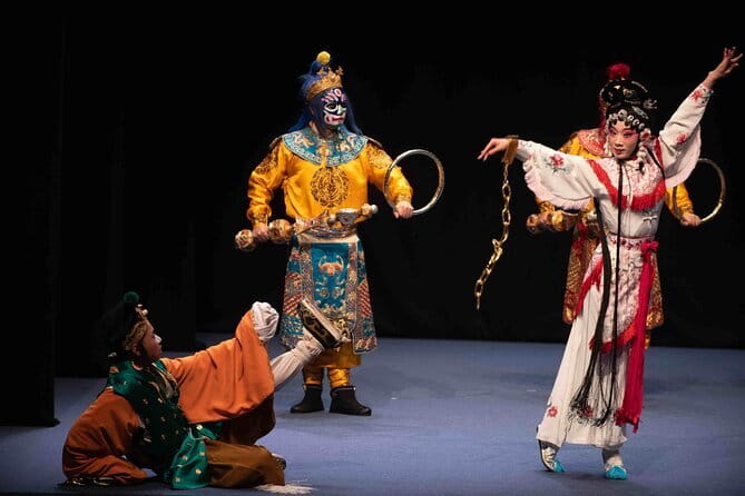 Sichuan Opera with face-changing at Sichuan opera theater - What happens at the Chengdu theater