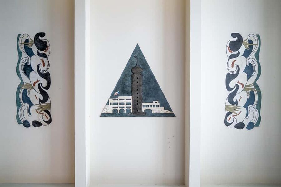 Sinatra Tribute. Concert & dinner. - A room with architecture, art, and river views