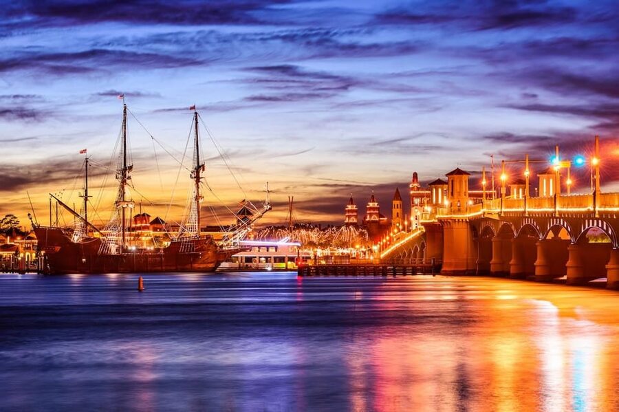 St Augustine: Nights of Lights Sail w Live Music& Sunset Opt - Drinks, cookies, and what you should actually expect to eat