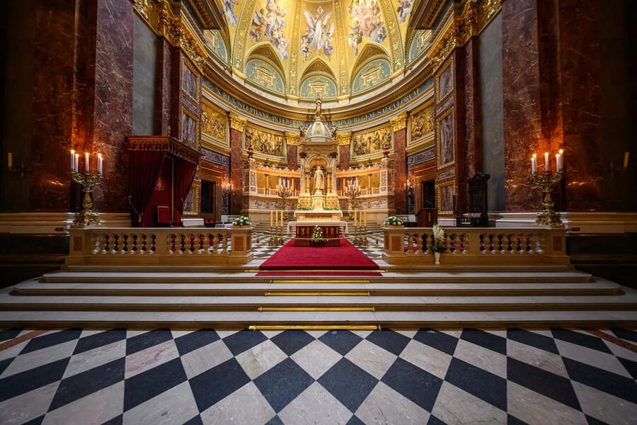 St. Stephen's Basilica: VIP Concert & After Hours Dome Visit - The main aisle and interior details