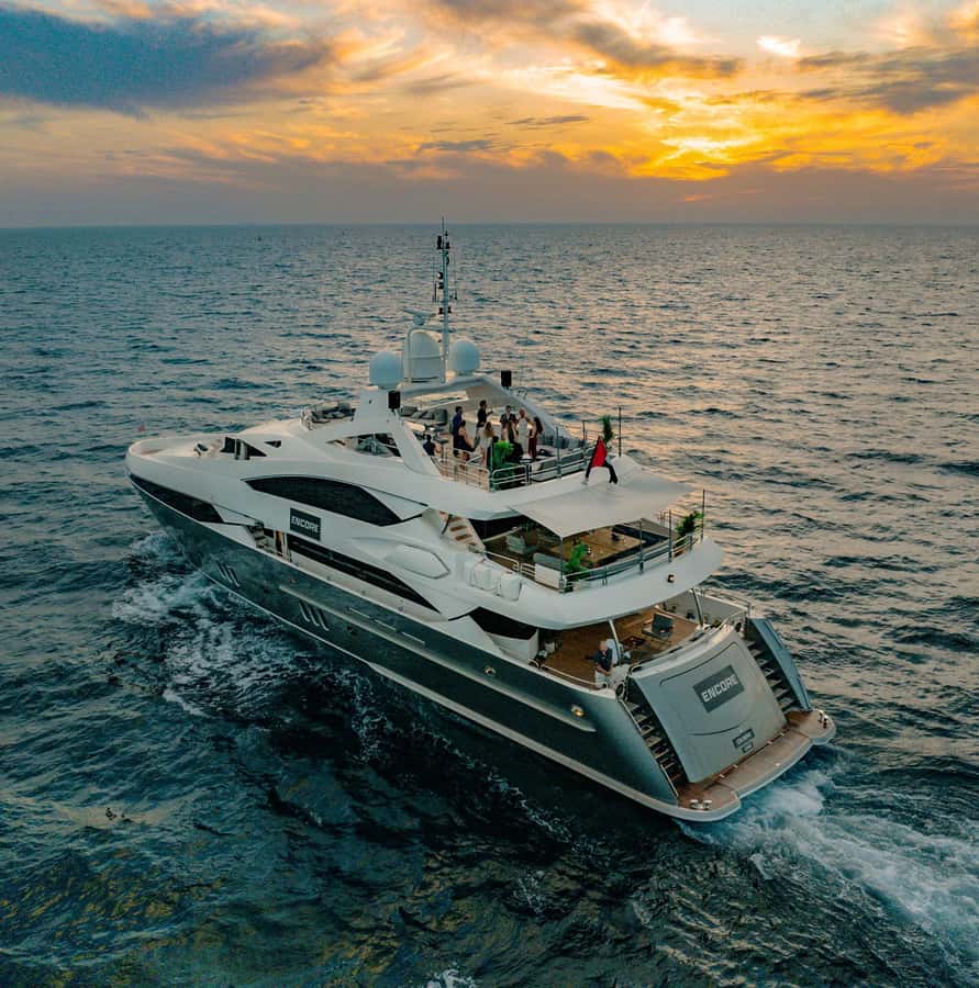 Sunseeker Superyacht: VIP Dinner, Premium Drinks& Live Music - The three-hour flow