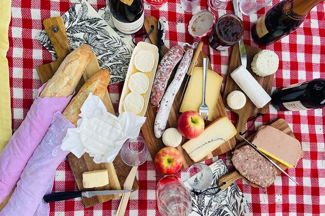 Sunset Picnic with View of Eiffel Tower and Live Music - A Paris picnic with a musical ending
