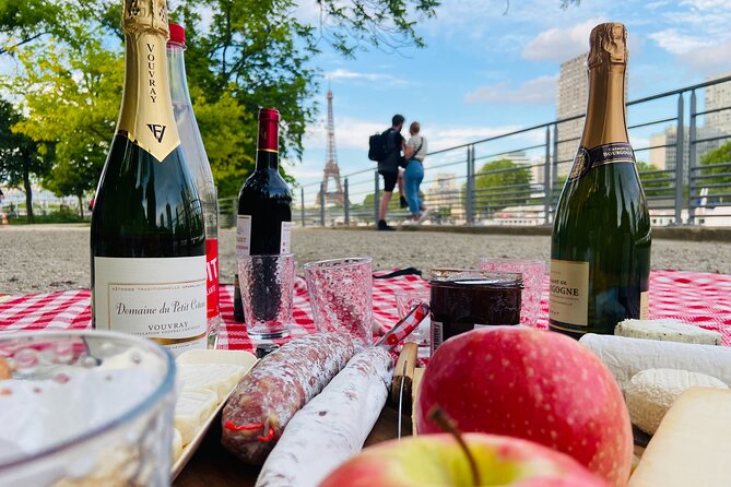 Sunset Picnic with View of Eiffel Tower and Live Music - What you eat on the blanket