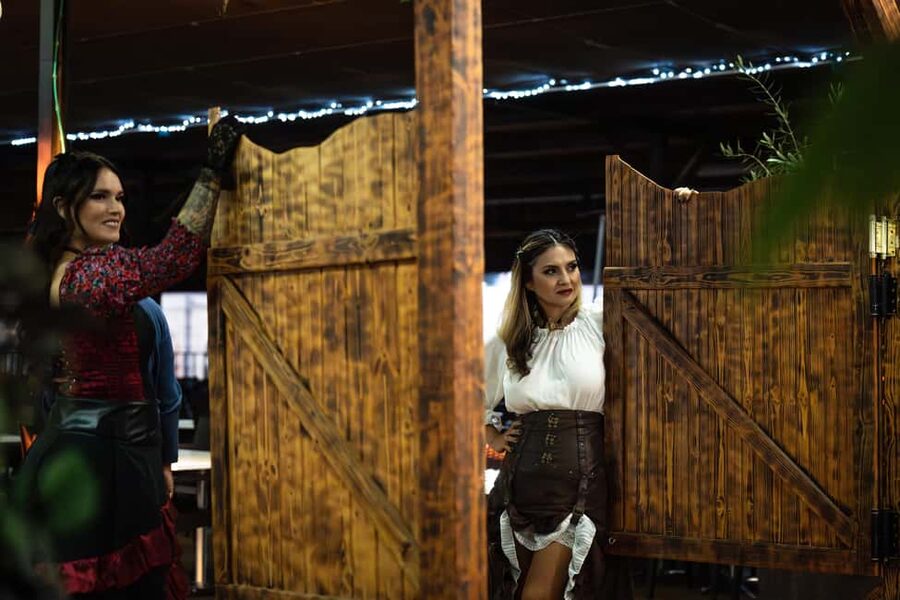 Tenerife : Musical show "the wild south" with dinner and transfer - A country show built around a saloon story