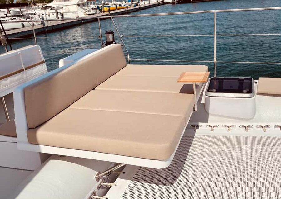 Venice: Golden Hour Cruise with Classical Music & Cocktail - Choosing your included drink at the large bar