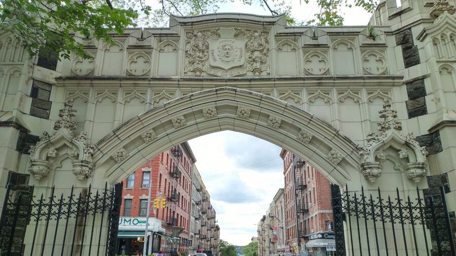 West Harlem: Gospel Church Service and Sunday Walking Tour - Gospel music before the West Harlem walk